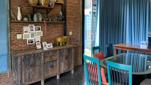 Minibar, brankas, meja kerja, dan ruang kerja ramah laptop