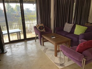 Kamar Deluks | Minibar, brankas, dan didekorasi berbeda-beda