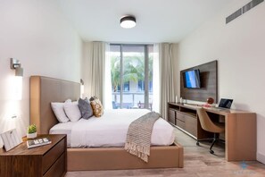 1 bedroom, desk, iron/ironing board, travel crib - Rooftop Pool+ Hot Tub+Gym|Near Beach (Hollywood)