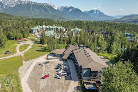 Exterior. Griz Inn Hotel Room / Ski in out