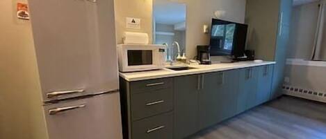 Frigorifero, microonde, macchina per tè/caffè, bollitore elettrico