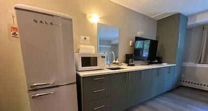 Griz Inn Hotel Room / Ski in out