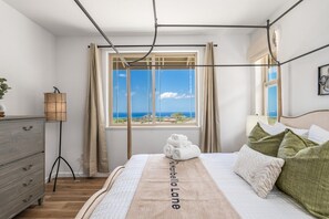 7 bedrooms, desk, iron/ironing board, travel cot