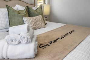 7 bedrooms, desk, iron/ironing board, travel cot
