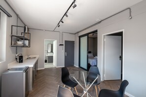 Escritorio y espacio para trabajar con laptop