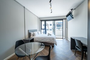 Escritorio y espacio para trabajar con laptop