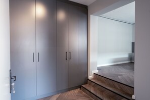 Escritorio y espacio para trabajar con laptop