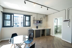 Exclusive Apartment | Desk, laptop workspace, soundproofing, free WiFi - Inn & Out Plus (Johannesburg)