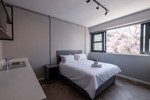 Comfort Room | Desk, laptop workspace, soundproofing, free WiFi - Inn & Out Plus (Johannesburg)
