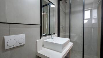 Comfort Room | Bathroom | Towels, toilet paper