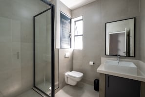 Chambre Confort | Salle de bain | Serviettes fournies, papier toilette