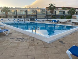 Pool - Descansa Escuchando el Mar. Esto es Vida. ¡relájate con Toda la Familia! (Amarilla Golf)