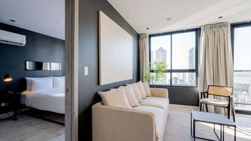 1 habitación, escritorio, tabla de planchar con plancha y wifi