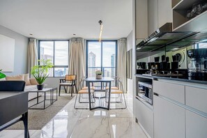 Een modern appartement met een eethoek, keuken en woonruimte.