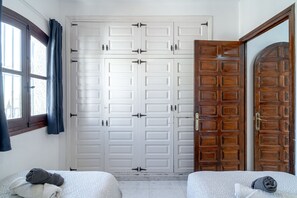 3 slaapkamers, een strijkplank/strijkijzer, gratis wifi, beddengoed