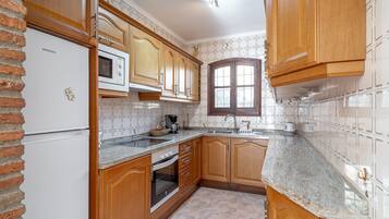 Frigorífico, microondas, horno y lavavajillas