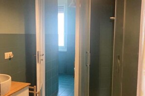 Dusche, Haartrockner, Bidet, Handtücher