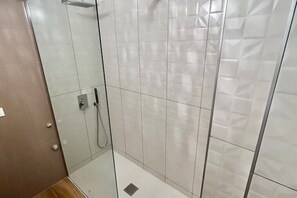 Doccia, asciugacapelli, bidet, asciugamani