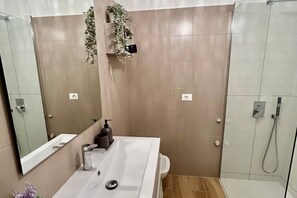 Shower, hair dryer, bidet, towels - D'Annunzio Residence - whole apartment (Trieste)