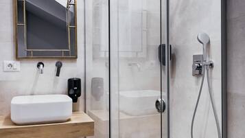Haartrockner, Handtücher, Seife, Toilettenpapier