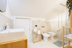 Dusche, Haartrockner, Bidet, Handtücher