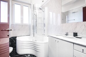 Hårtørrer, bidet, håndklæder
