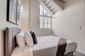 4 bedrooms, desk, iron/ironing board, WiFi - TWO CozySuites Apartment with Skybridge Access #4 (Indianapolis)