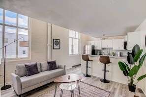 Een televisie en een kantoor