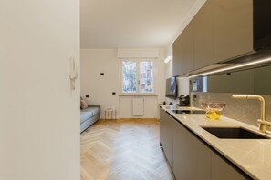 Réfrigérateur, plaque de cuisson, lave-vaisselle, épices