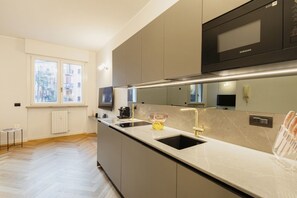 Refrigerador, parrilla de estufa, lavavajillas y condimentos 