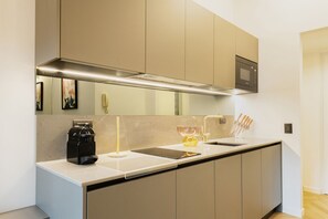 Refrigerador, parrilla de estufa, lavavajillas y condimentos 