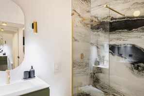 Dusj, hårføner, bidé og håndklær