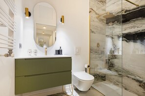 Bruser, hårtørrer, bidet, håndklæder