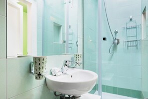 Douche, sèche-cheveux, bidet, serviettes fournies
