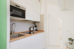 ثلاجة، ميكروويف، موقد طهي مسطح، ماكينة لصنع القهوة/الشاي