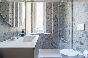 Douche, sĂšche-cheveux, bidet, serviettes fournies