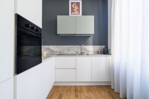 Fridge, oven, stovetop, dishwasher