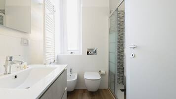 Doccia, set di cortesia gratuito, asciugacapelli, bidet
