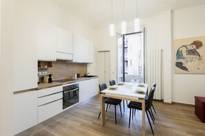 冷蔵庫、電子レンジ、オーブン、コンロ