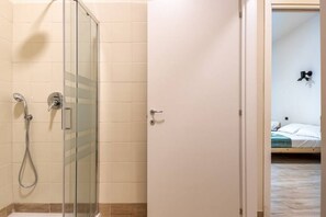 Dusche, Haartrockner, Bidet, Handtücher