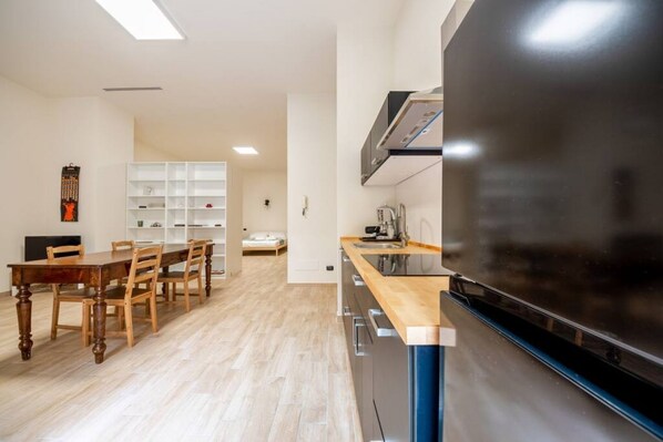 Fridge, microwave, stovetop, dishwasher