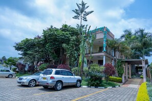Free self parking - The Country Inn by Smart Haven (Kigali)