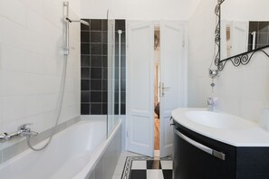 Dusche, Haartrockner, Bidet, Handtücher