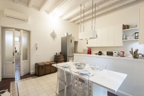 Réfrigérateur, four à micro-ondes, un four, surface de cuisson