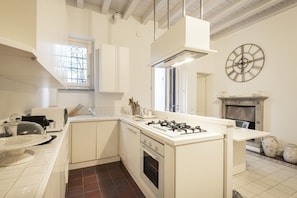 Fridge, microwave, oven, stovetop - Easylife - Private house with garden in Nolo (Milano)