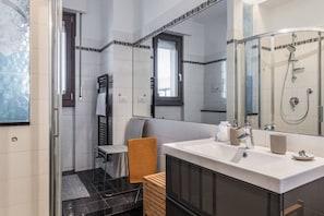 Dusche, Haartrockner, Bidet
