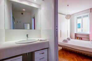 Shower, hair dryer, bidet, towels