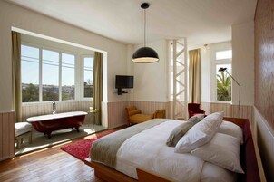 Junior Room | Premium bedding, down comforters, pillowtop beds, in-room safe