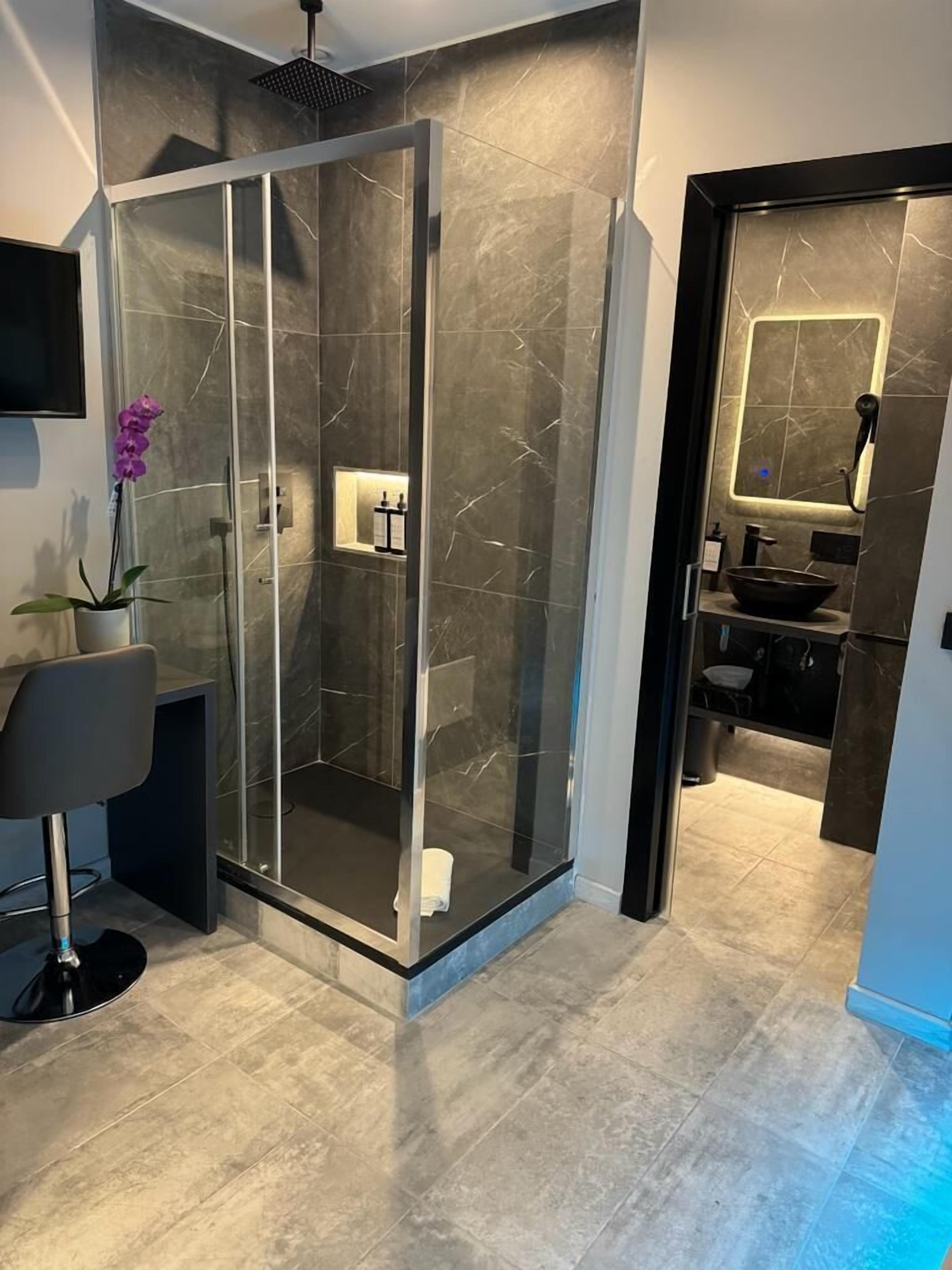 Habitación básica | Baño | Tina y regadera independientes y tina de hidromasaje 