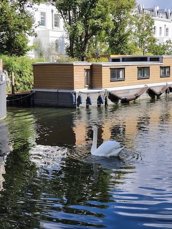 Property grounds. Comfy Canal Boat in Little Venice for Family & Friends
